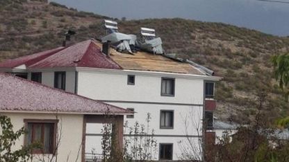 Şiddetli fırtına çatıları uçurdu