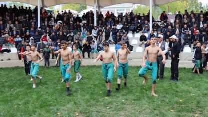 Uzundere'de Cumhuriyet ile yaşıt karakucak güreşleri