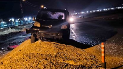 VEDAŞ’ın yer altı çalışmaları Vanlıları mağdur ediyor: Kazı yapılan alanda dün akşam maddi hasarlı kaza meydana geldi