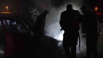 Seyir halindeki otomobil bir anda alev aldı