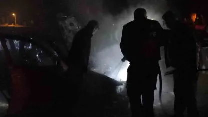 Seyir halindeki otomobil bir anda alev aldı