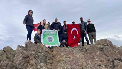 Dağcılardan Cumhuriyet Bayramı’na özel Tekelti Dağı zirve tırmanışı