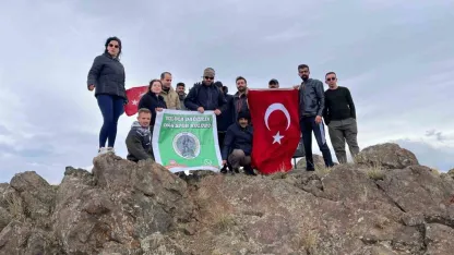 Dağcılardan Cumhuriyet Bayramı’na özel Tekelti Dağı zirve tırmanışı