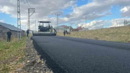 Patnos’ta köy yollarındaki asfal serim çalışmaları devam ediyor