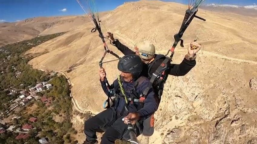 Adilcevaz semalarında yamaç paraşütü heyecanı