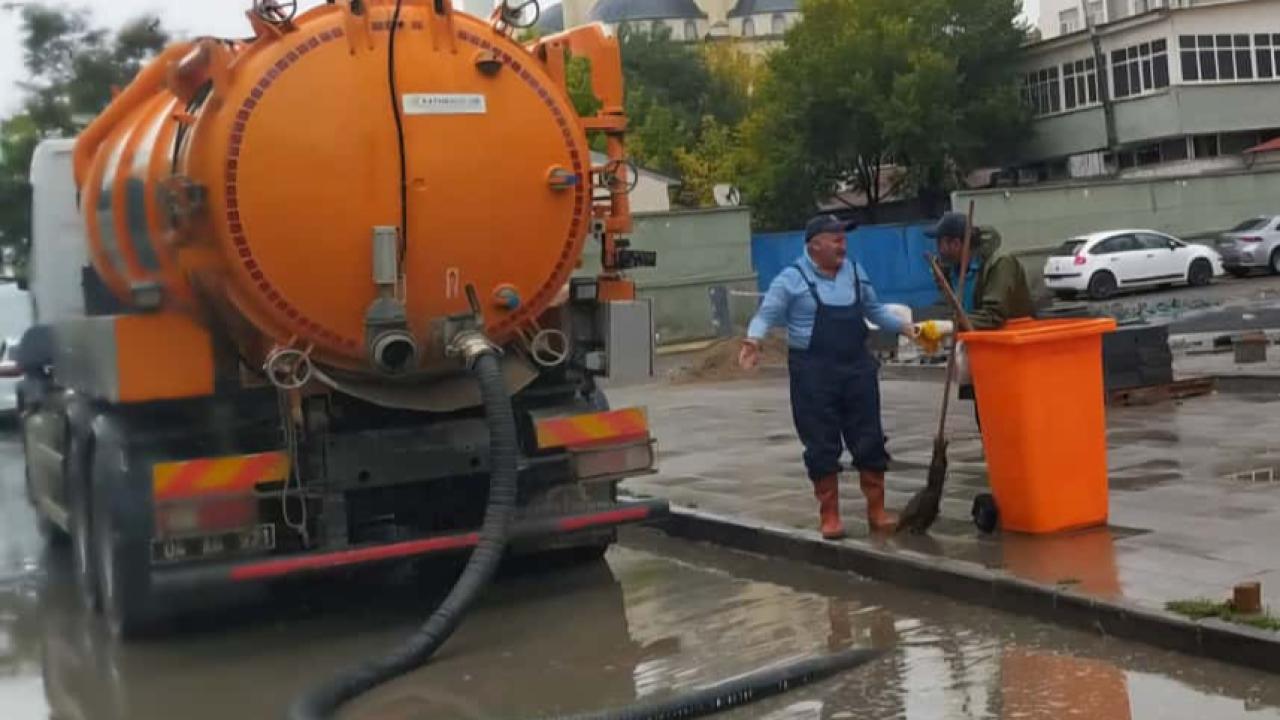 Ağrı Belediyesi ekipleri yağışlara karşı sahada
