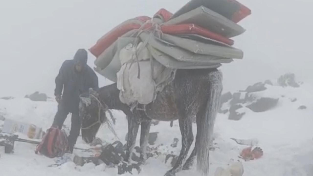 Ağrı Dağı yeniden beyaza büründü: Dağcılar kar fırtınasında zor anlar yaşadı