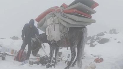 Ağrı Dağı yeniden beyaza büründü: Dağcılar kar fırtınasında zor anlar yaşadı