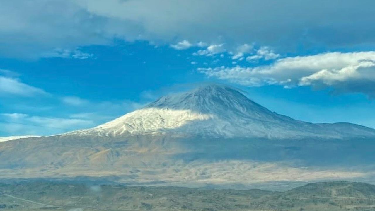 Ağrı Dağı yeniden beyaza büründü