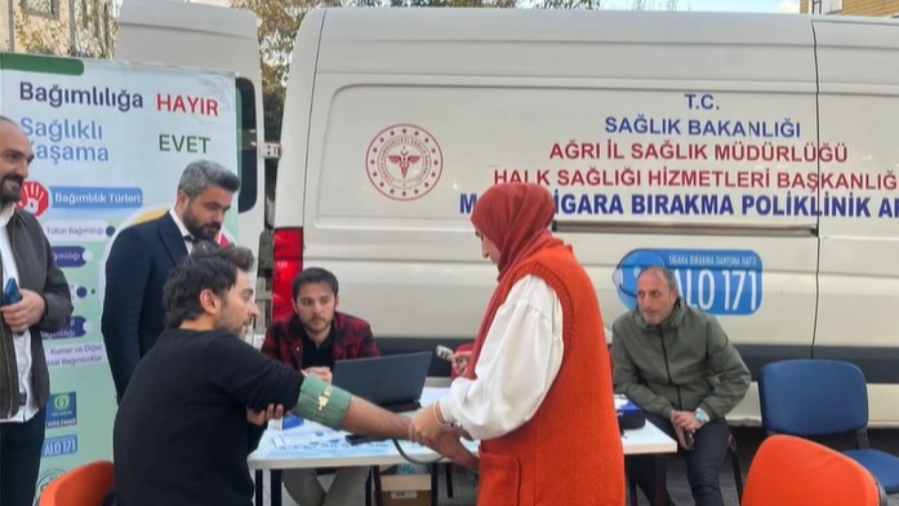 Ağrı İl Sağlık Müdürlüğü Mobil Sigara Bırakma Poliklinikleri ile bilgilendirme yapıyor