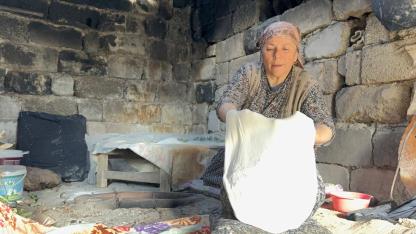 Ağrı’da Kadınlar Kışa Hazırlık İçin İmece Usulü Tandır Ekmeği Pişiriyor