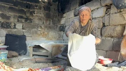 Ağrı’da Kadınlar Kışa Hazırlık İçin İmece Usulü Tandır Ekmeği Pişiriyor