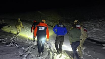 Ağrı’da kara saplanan araçtaki 2 kişi kurtarıldı (Videolu Haber)