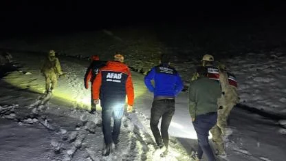 Ağrı’da kara saplanan araçtaki 2 kişi kurtarıldı