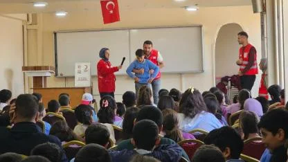 Ağrı’da Kızılay Gönüllülerinden Öğrencilere Temel İlkyardım Eğitimi Verildi
