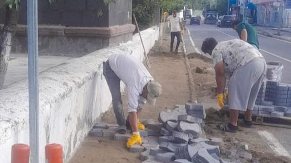 Arpaçay’da kaldırımlar kilitparke taş döşeniyor