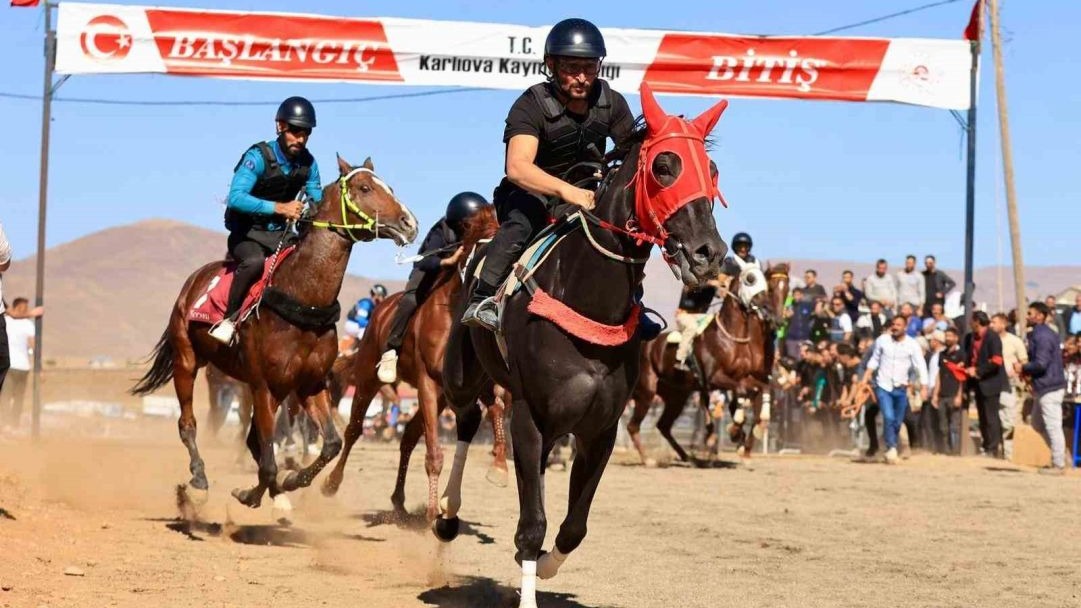 At yarışları renkli görüntüler oluşturdu