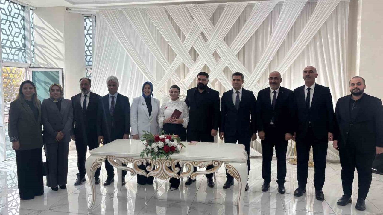 Bakan Yardımcısı Yenigün, ’Evlenecek Gençlerin Desteklenmesi Projesi’nden yararlanan çiftin nikah şahidi oldu