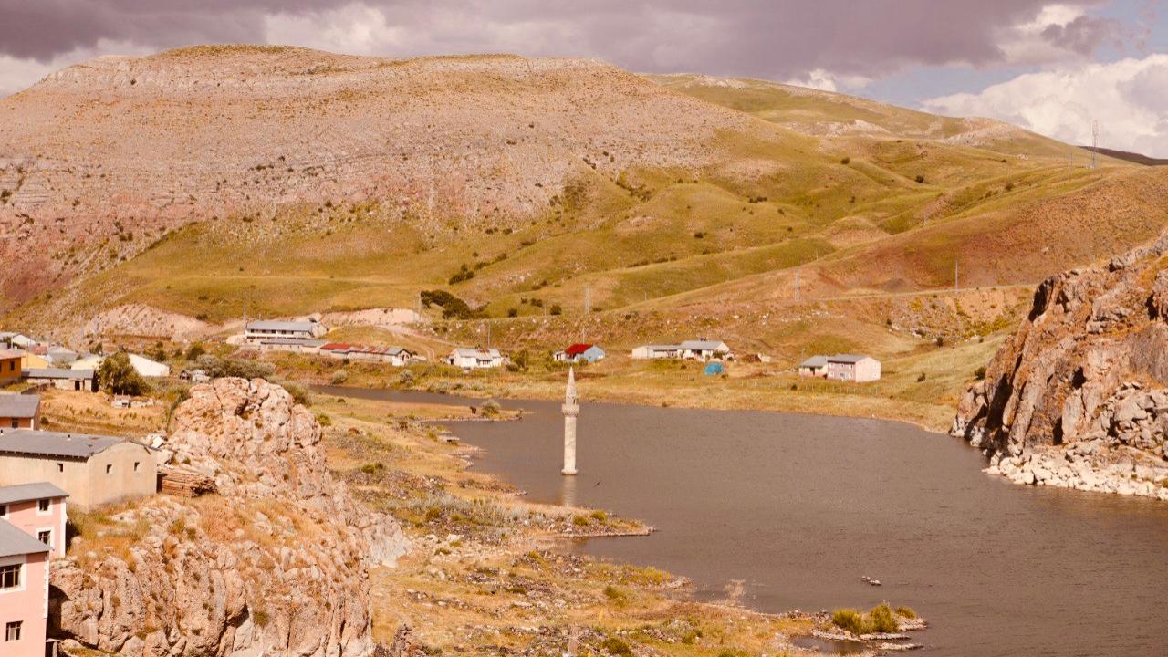 Baraj sularındaki minare sonbaharda büyüledi