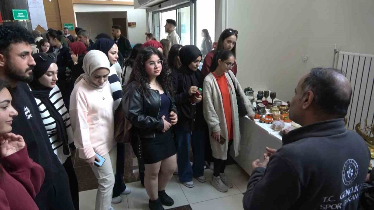 Bingöl&#039;de gençlerin el emeği ürünleri görücüye çıktı