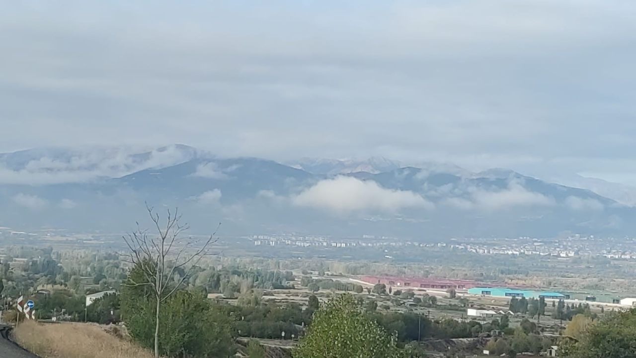 Bingöl’de sis ve bulutlar kartpostallık görüntü oluşturdu