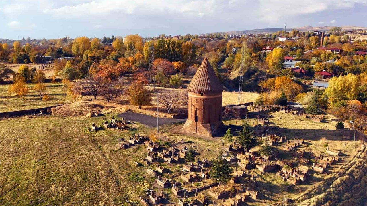 Bitlis Ahlat’ta tarihi mekanlarında sonbahar güzelliği