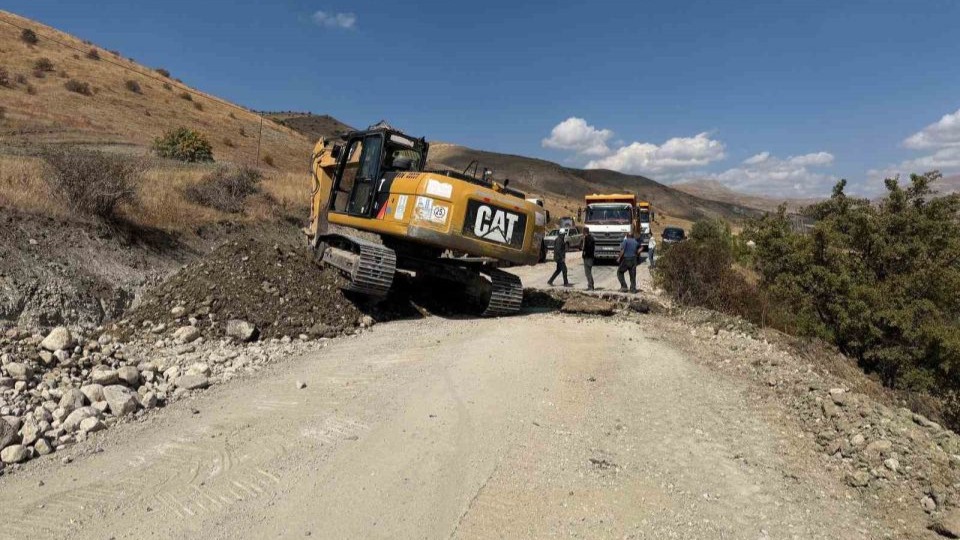 Büyükşehir Belediyesi ekipleri kış öncesi mahalle köy yolları için seferber oldu