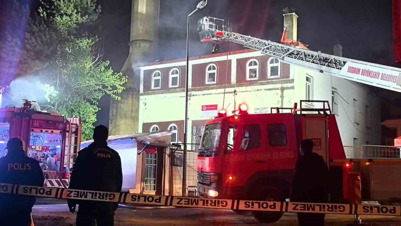 Cami yangını korkuttu