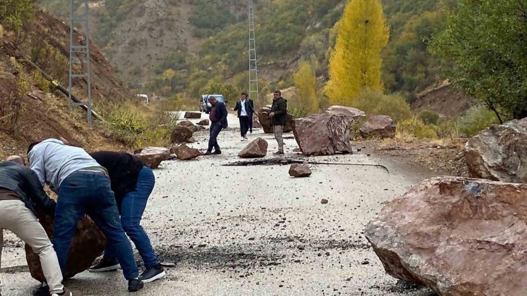 Çatak’ta yola kaya parçaları düştü
