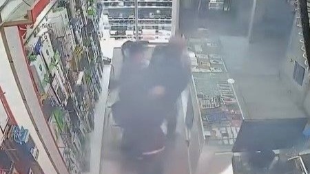 Cep telefonu bataryası bomba gibi patladı