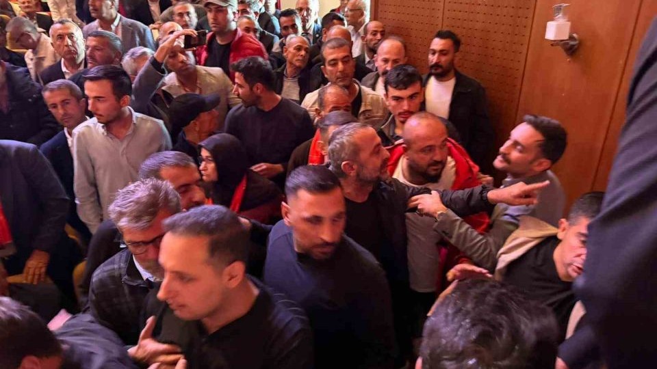 CHP İl Kongresi’nde yumruklar havada uçuştu