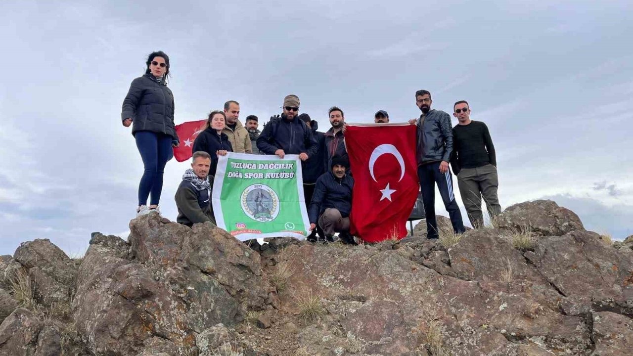 Dağcılardan Cumhuriyet Bayramı’na özel Tekelti Dağı zirve tırmanışı
