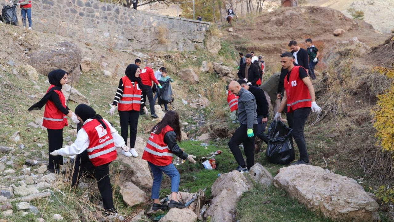 Doğubayazıt’ta İshak Paşa Sarayı Çevresinde Çevre Temizliği Etkinliği