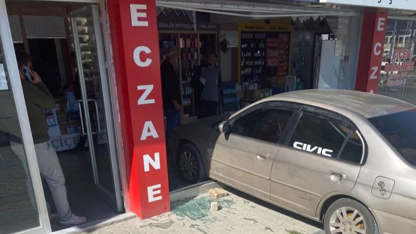 El freni çekilmeyen araç eczaneye girdi