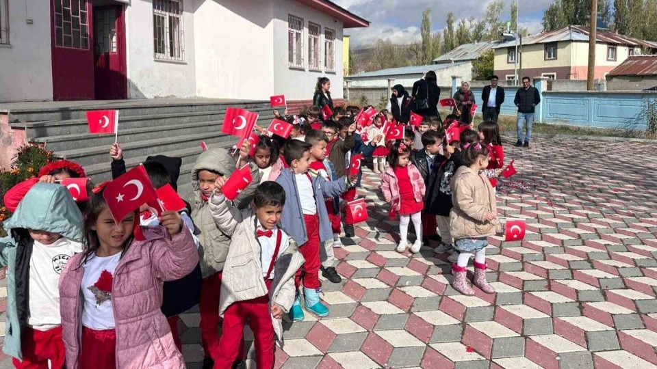 Eleşkirt’te Anaokulu Öğrencileri 29 Ekim’i coşkuyla kutlandı