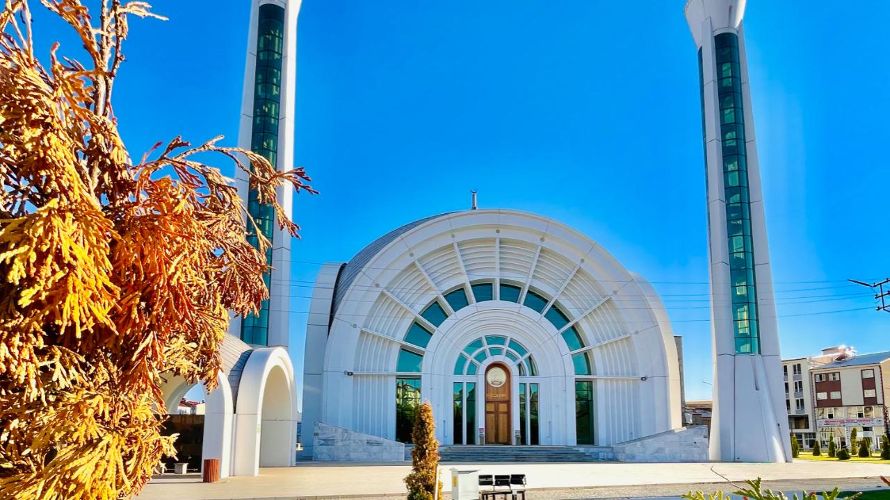 Eleşkirt’te Modern Mimarisiyle Dikkat Çeken Cami