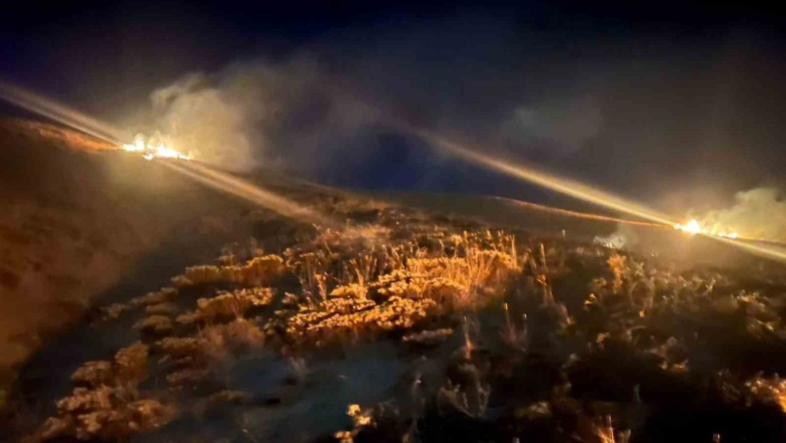 Erzincan-Gümüşhane kara yolunda çıkan yangın söndürüldü