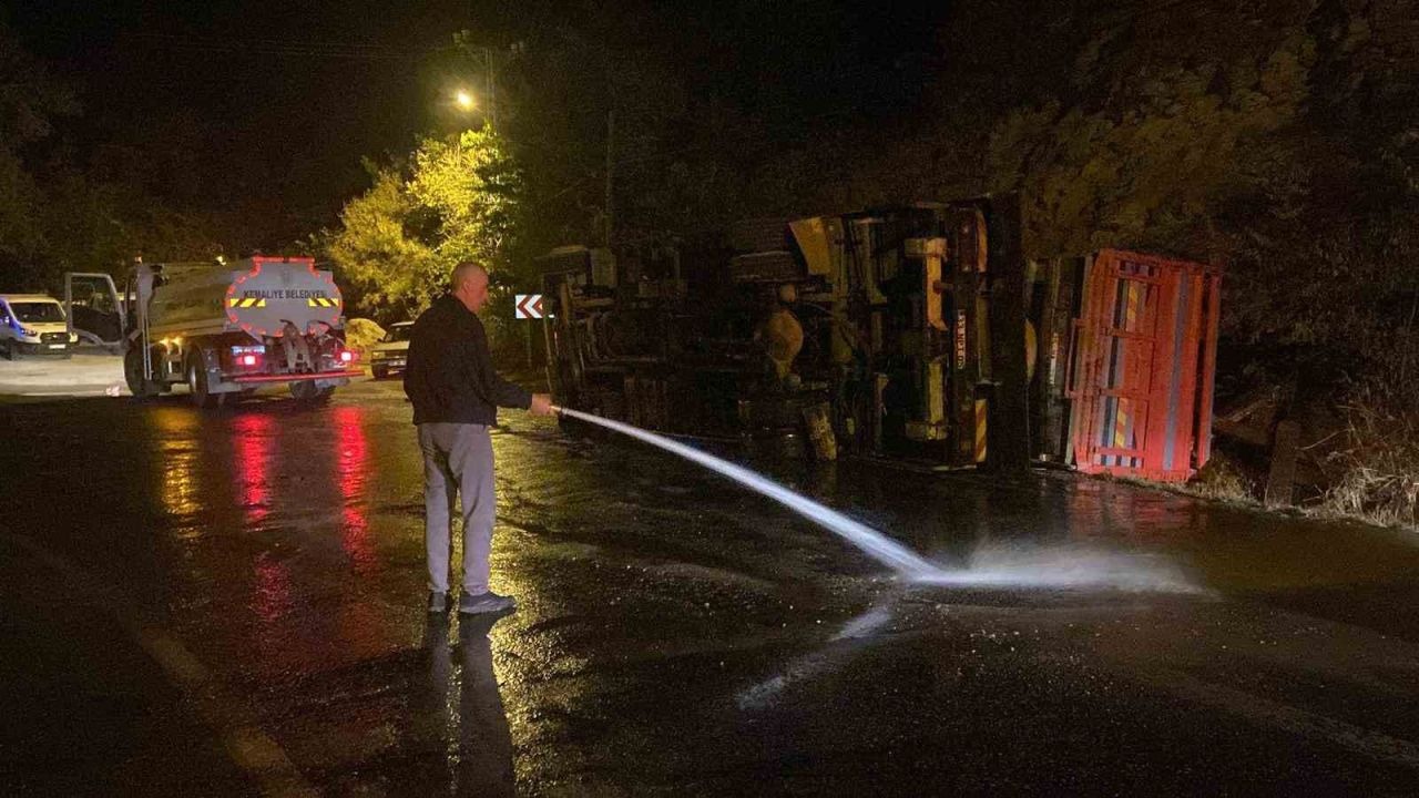 Erzincan Kemaliye’de canlı hayvan taşıyan çekici devrildi: 2 hayvanın ayağı kırıldı