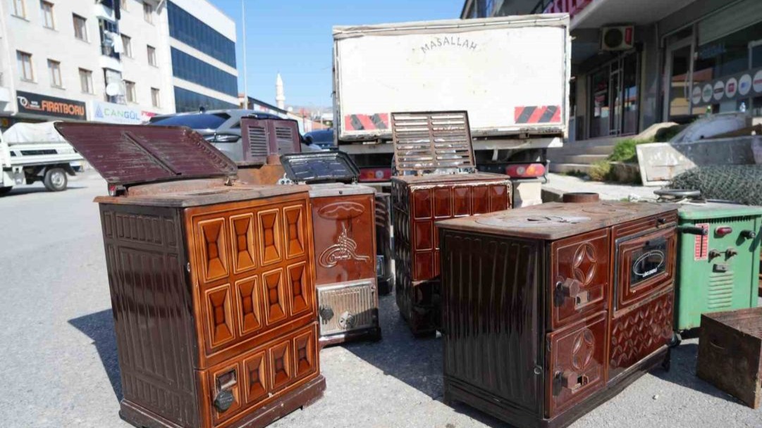 Erzincan’da havalar soğudu, sobalar satışa çıkarıldı