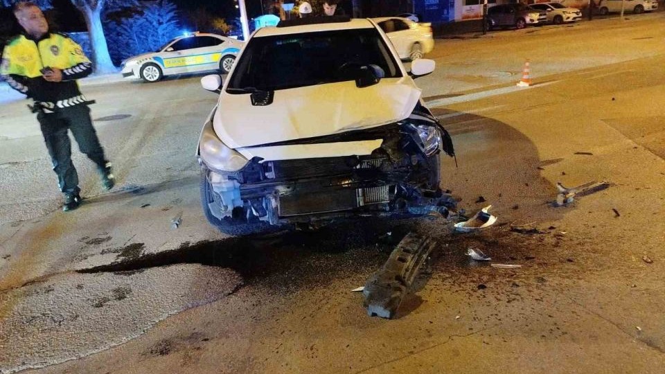 Erzincan’da iki otomobil çarpıştı, 1 kişi yaralandı