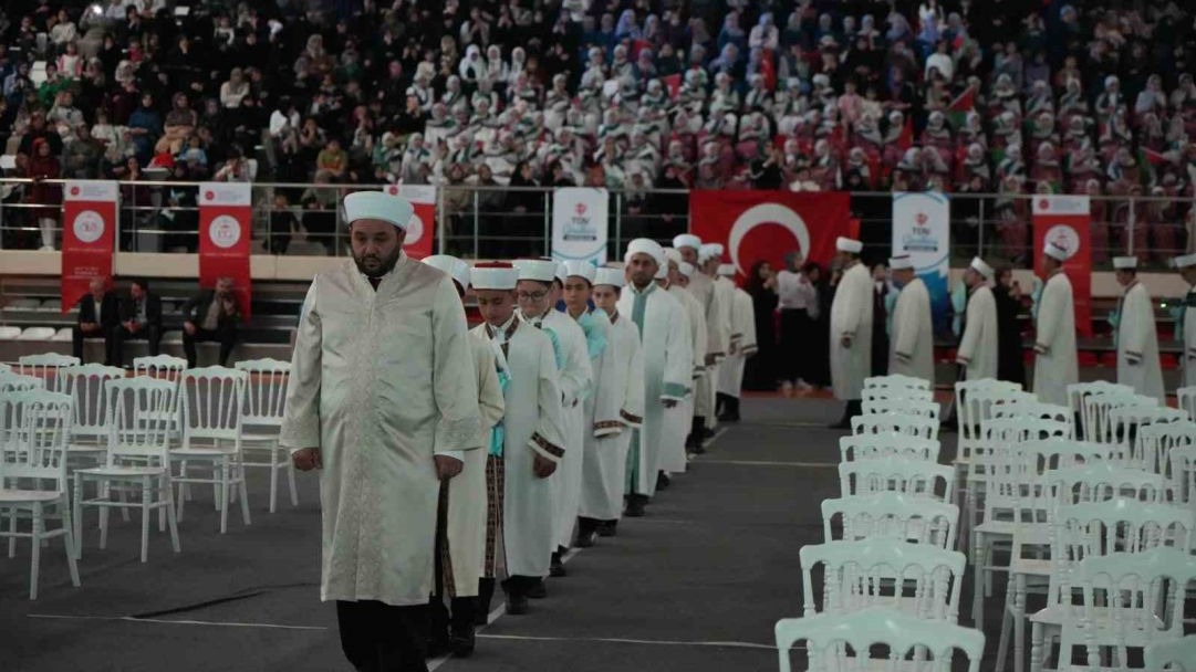 Erzincan&#039;da Kur’an’ı ezberleyen 75 erkek, 88’i kız öğrenci hafızlık icazetlerini aldı