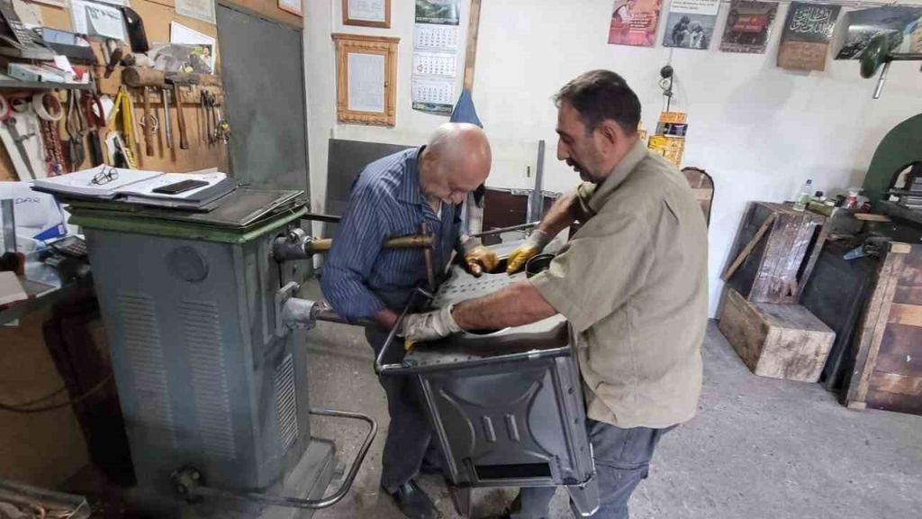 Erzincan&#039;da unutulmaya yüz tutan meslek ustası. Yaptığı sobalarla içleri ısıtıyor