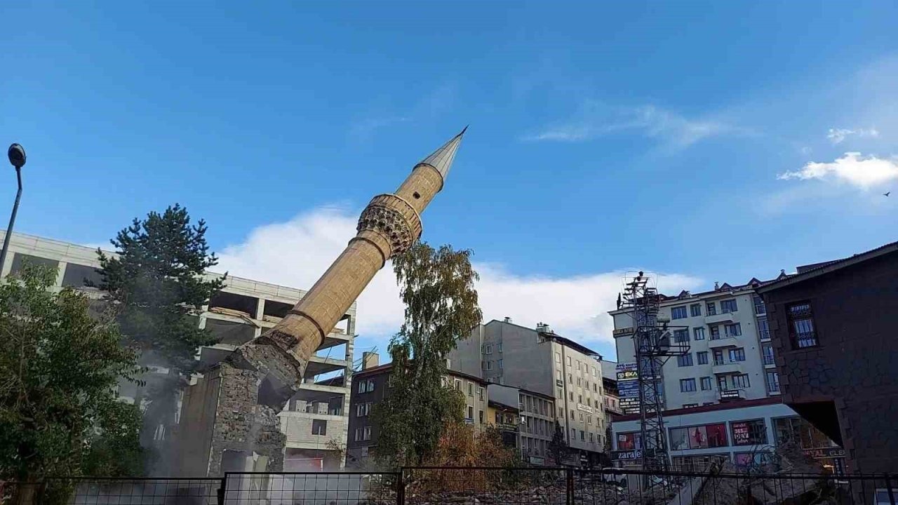 Erzurum&#039;da minare saniyeler içinde yerle bir oldu