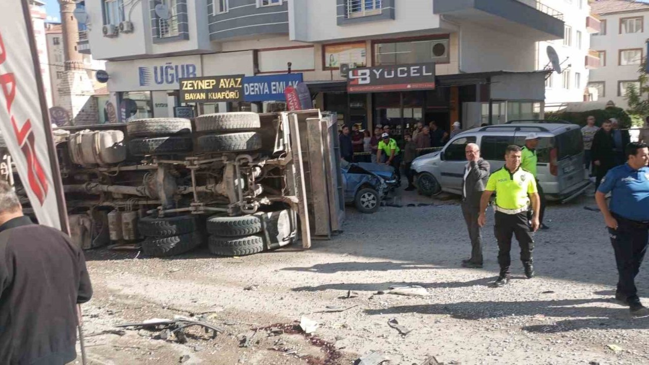 Freni patlayan mıcır yüklü hafriyat kamyonu ortalığı savaş alanına çevirdi