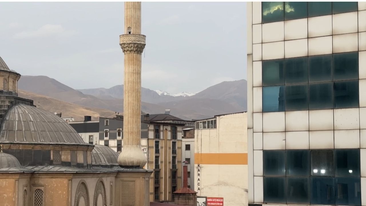 Hakkari Yüksekova Mor Dağı’nın zirvesi beyaza büründü