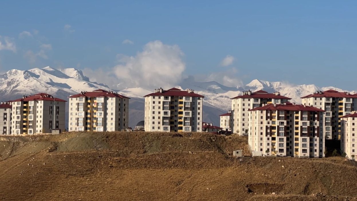 Hakkari Yüksekova&#039;da Cilo Dağı yeniden beyaza büründü