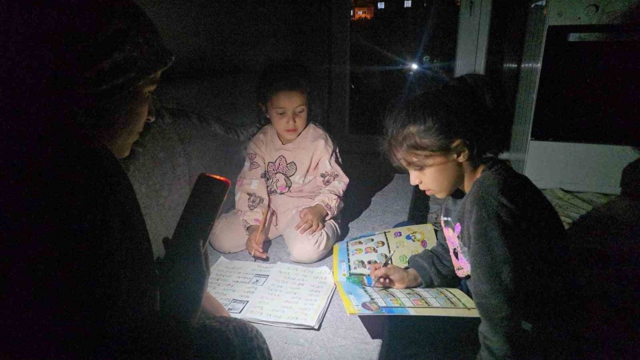 Hakkari’de karanlıkta ders: Akbay ailesi elektrik istiyor