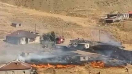 Hakkari&#039;nin Yüksekova ilçesinde çıkan iki farklı yangın kontrol altına alındı