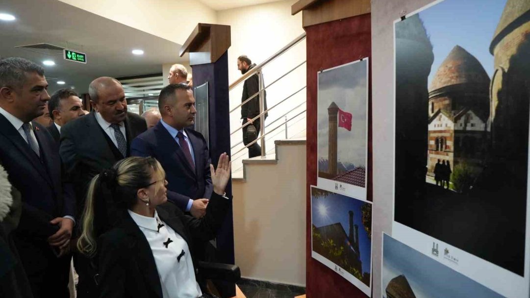 Hediye fotoğraf makinesiyle engelleri aştı