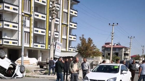 Iğdır’da kaza yapan araç ters döndü